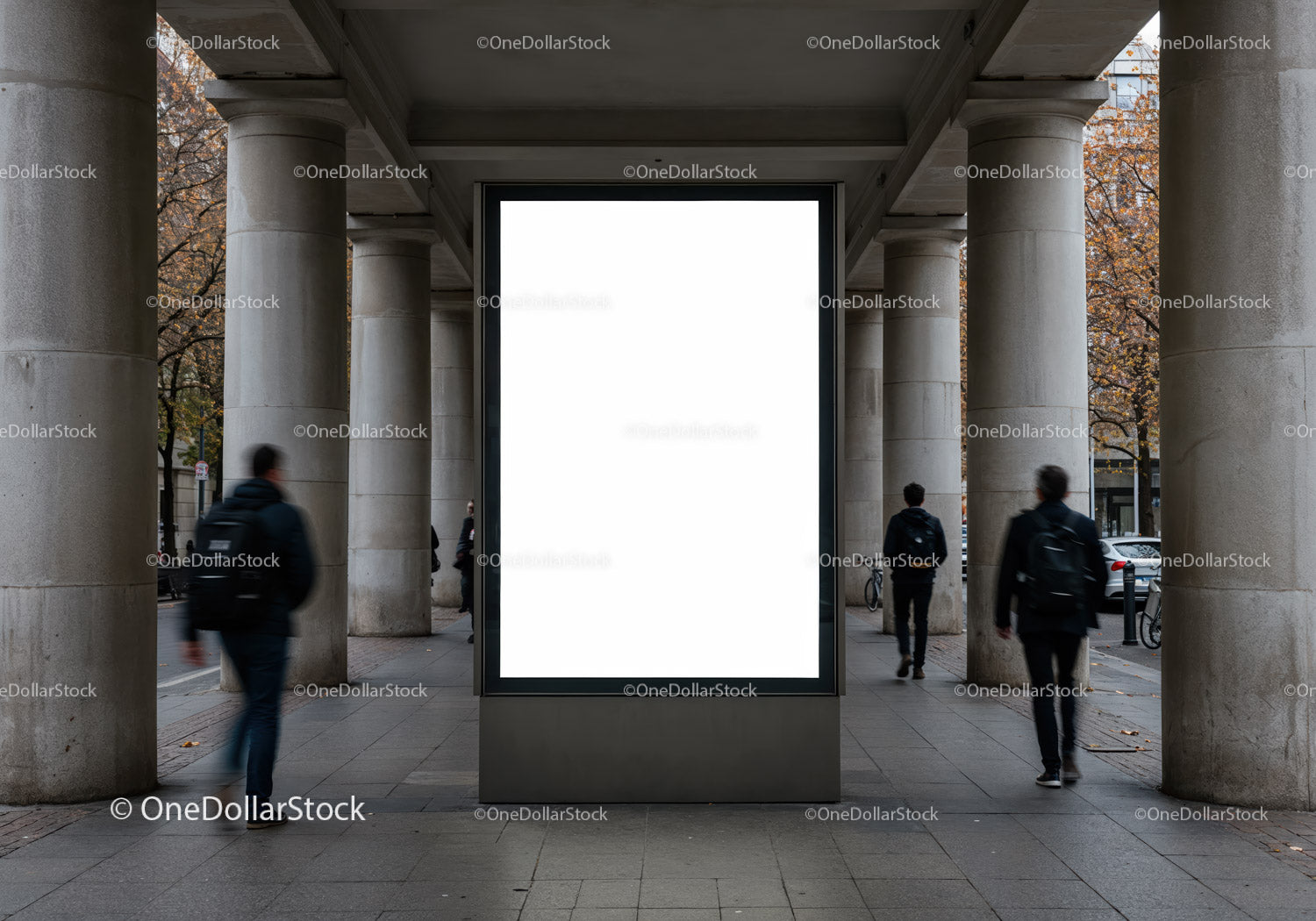 Pusty pionowy billboard miejski między dużymi kamiennymi kolumnami