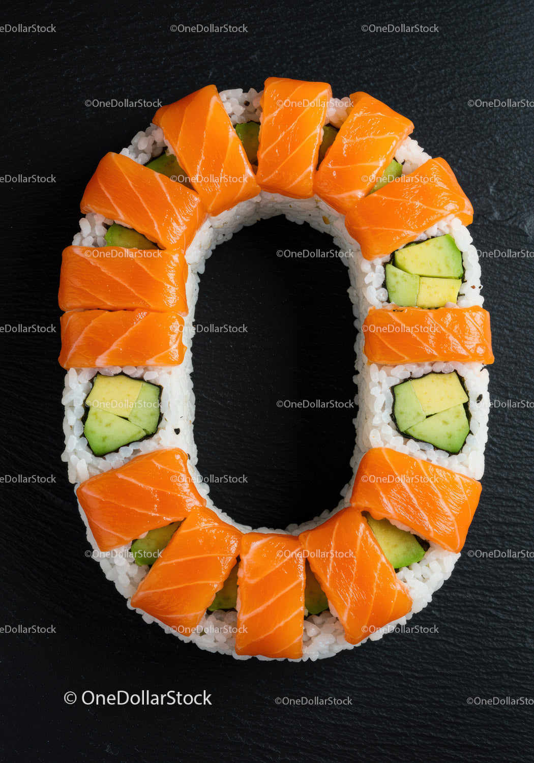 Świeża rolka sushi z łososiem i awokado na czarnym talerzu