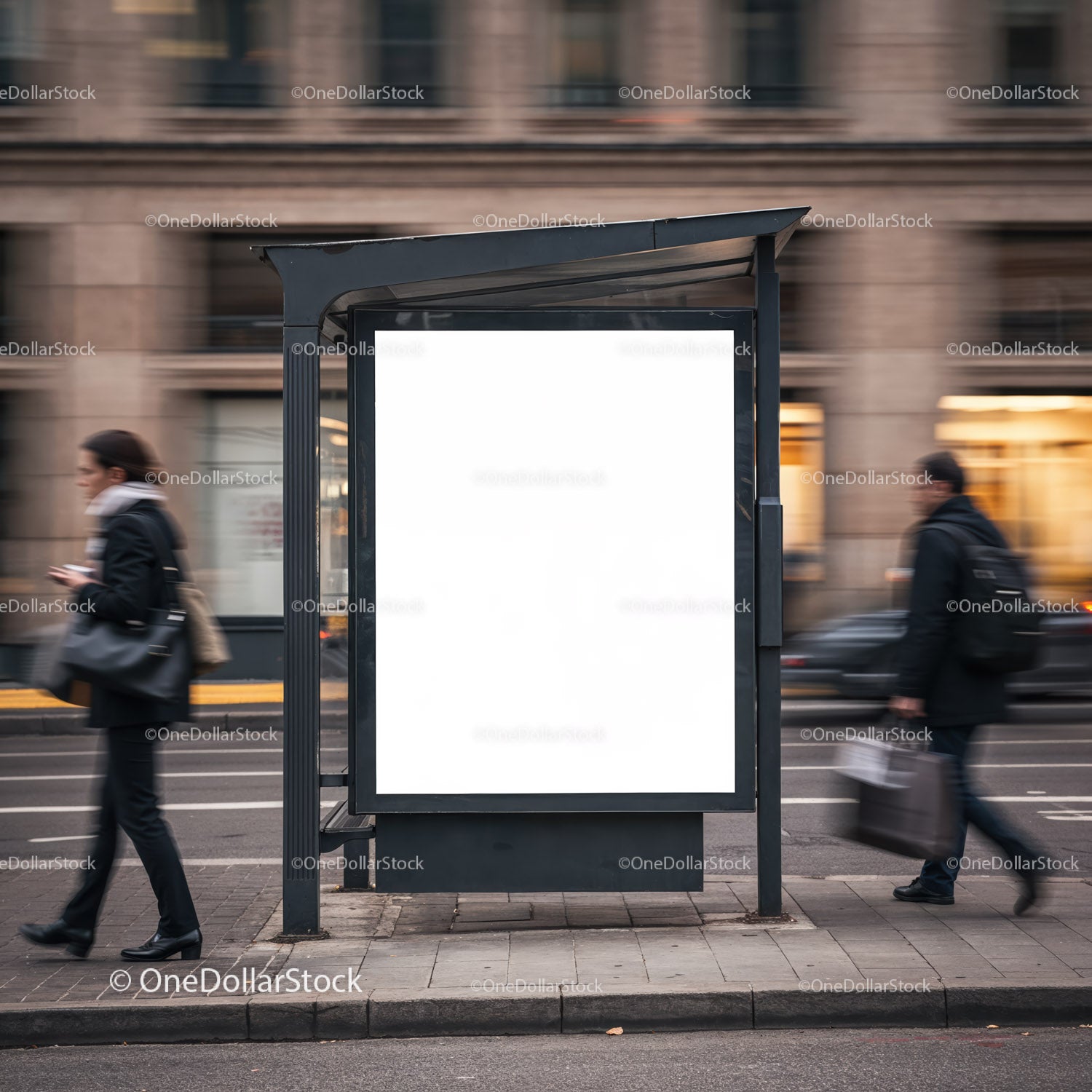 Pusty billboard na przystanku autobusowym w mieście z niewyraźnymi pieszymi