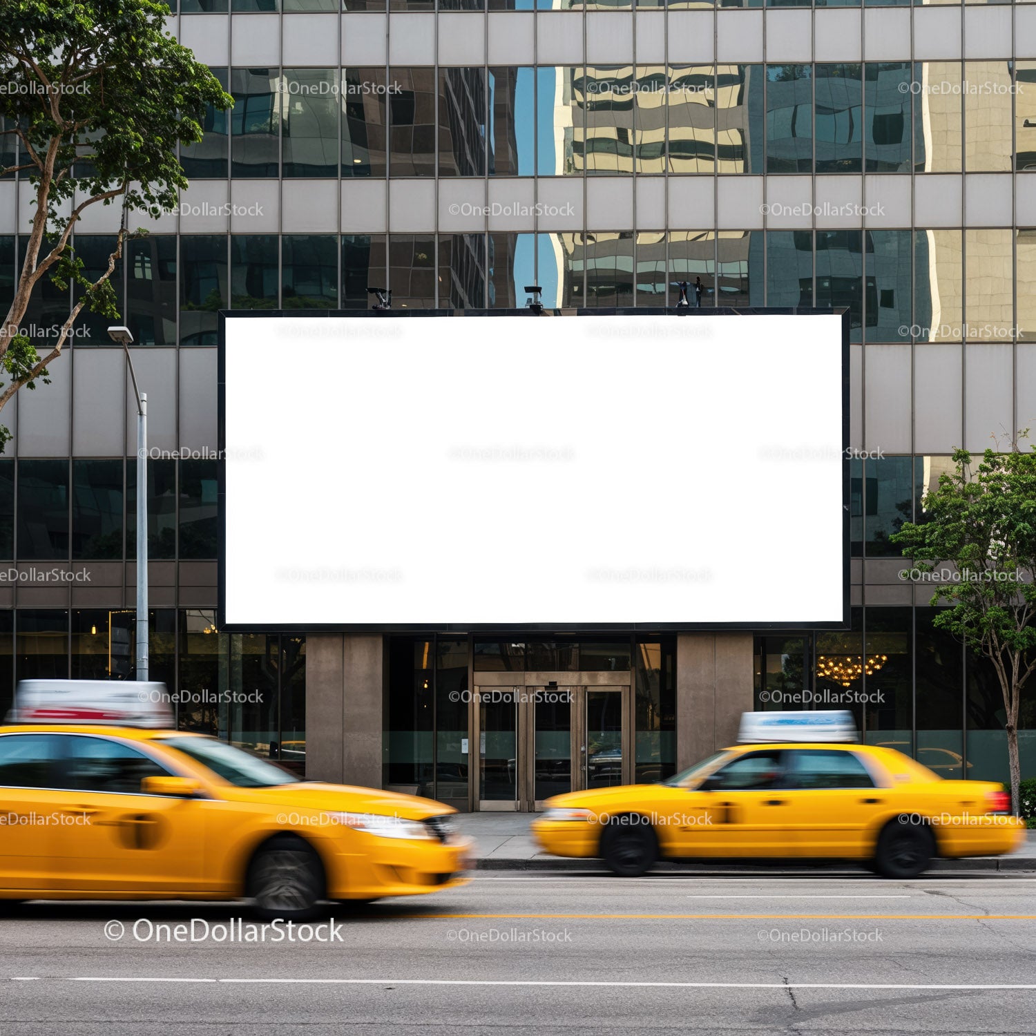 Żółte taksówki przejeżdżające obok pustego billboardu w miejskim otoczeniu