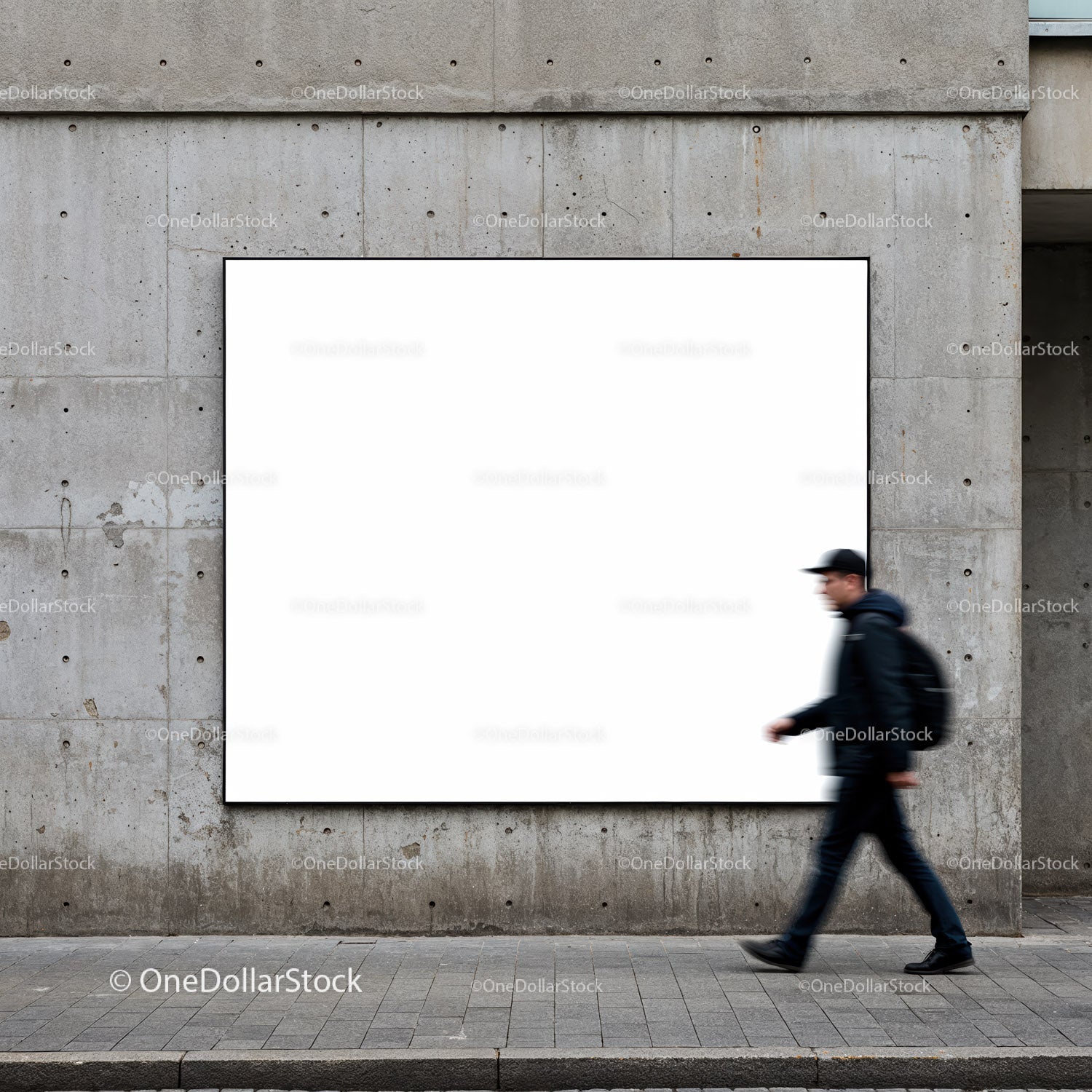 Rozmazany mężczyzna przechodzący obok dużego, pustego billboardu na ścianie
