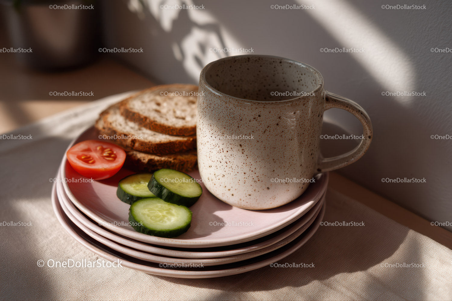 Rustykalny ceramiczny kubek z kromkami tostów i świeżymi warzywami na śniadanie