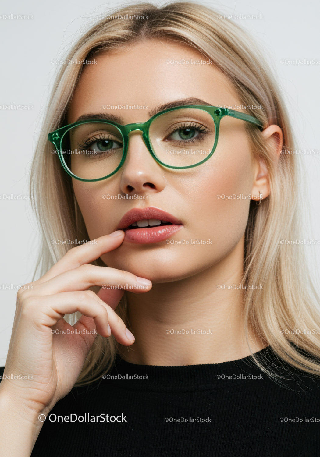 Elegancka młoda kobieta w zielonych okularach na fotografii portretowej