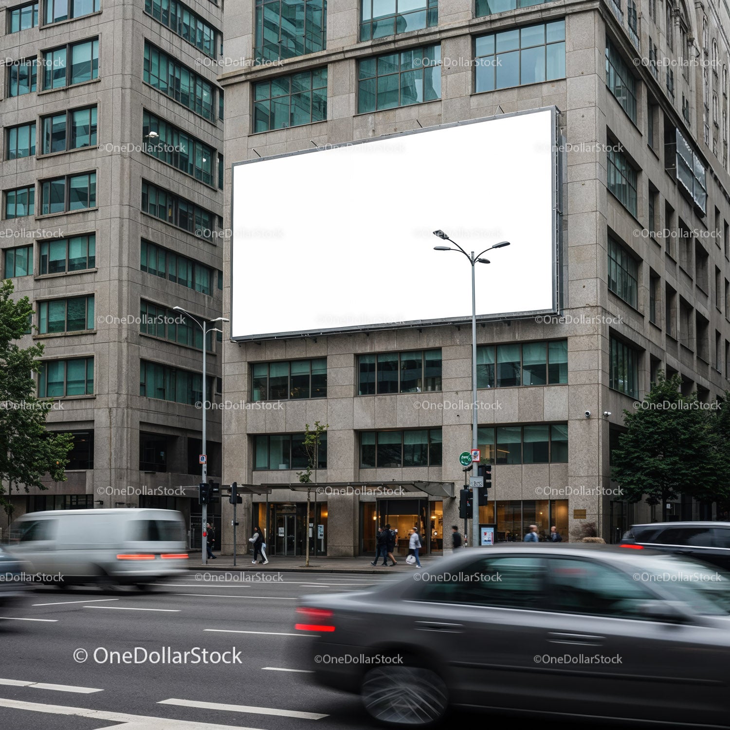 Pusty billboard miejski na fasadzie nowoczesnego budynku biurowego