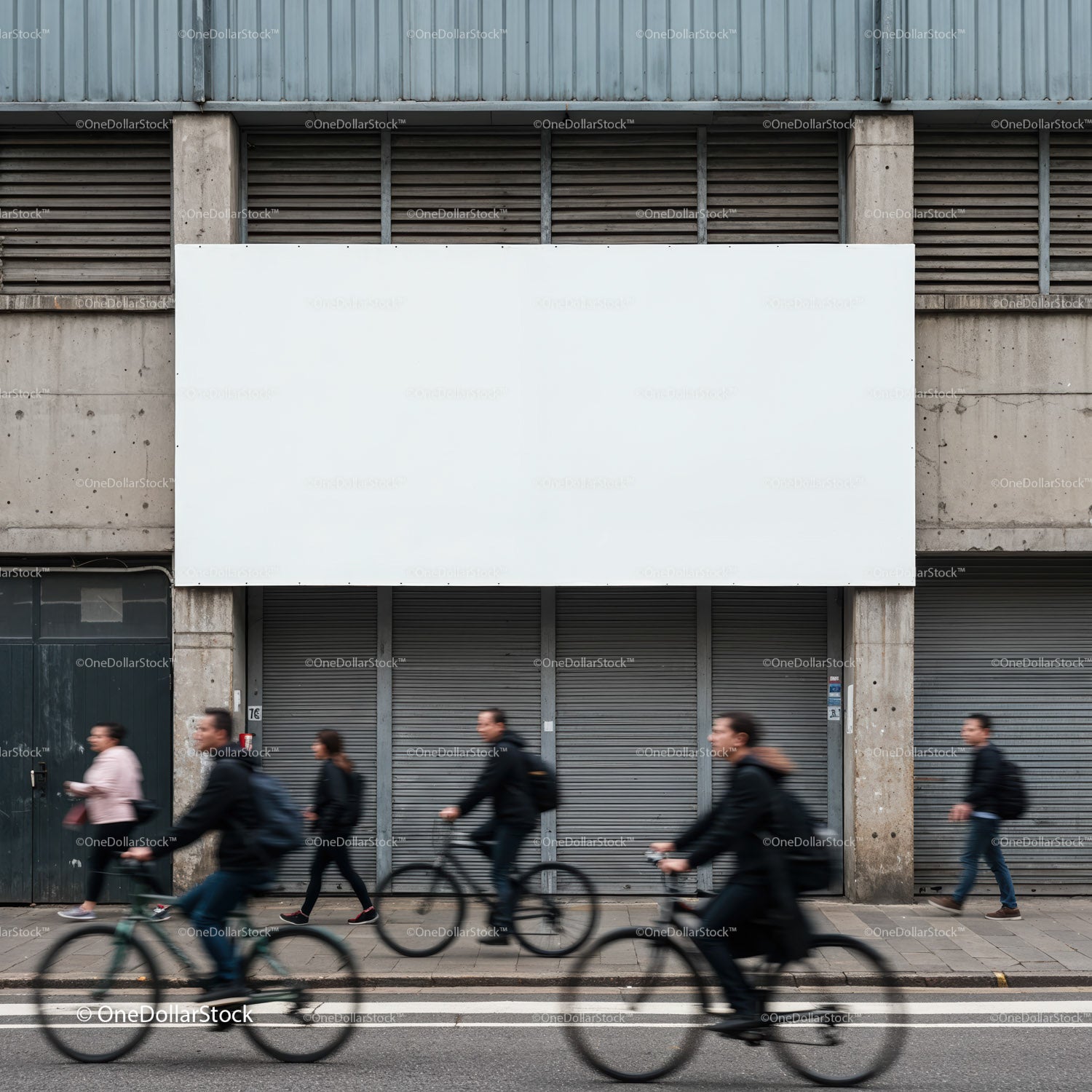 Dojeżdżający do pracy rowerzyści i piesi obok pustego billboardu