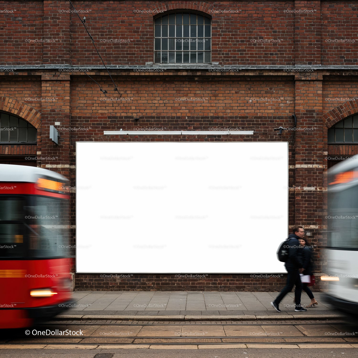 Scena uliczna w mieście z pustym billboardem i przejeżdżającymi tramwajami