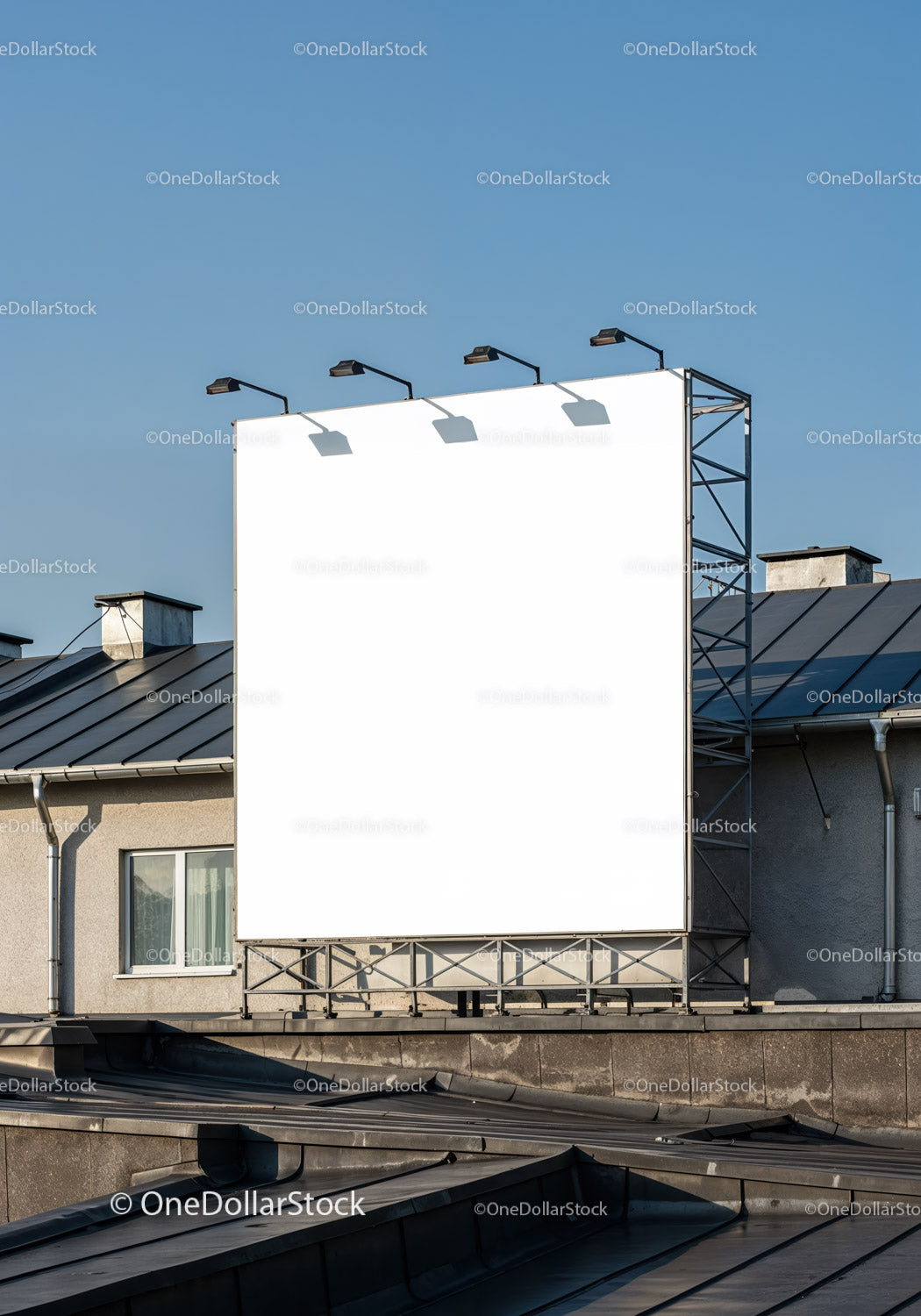 Pusty billboard na dachu na tle czystego, błękitnego nieba