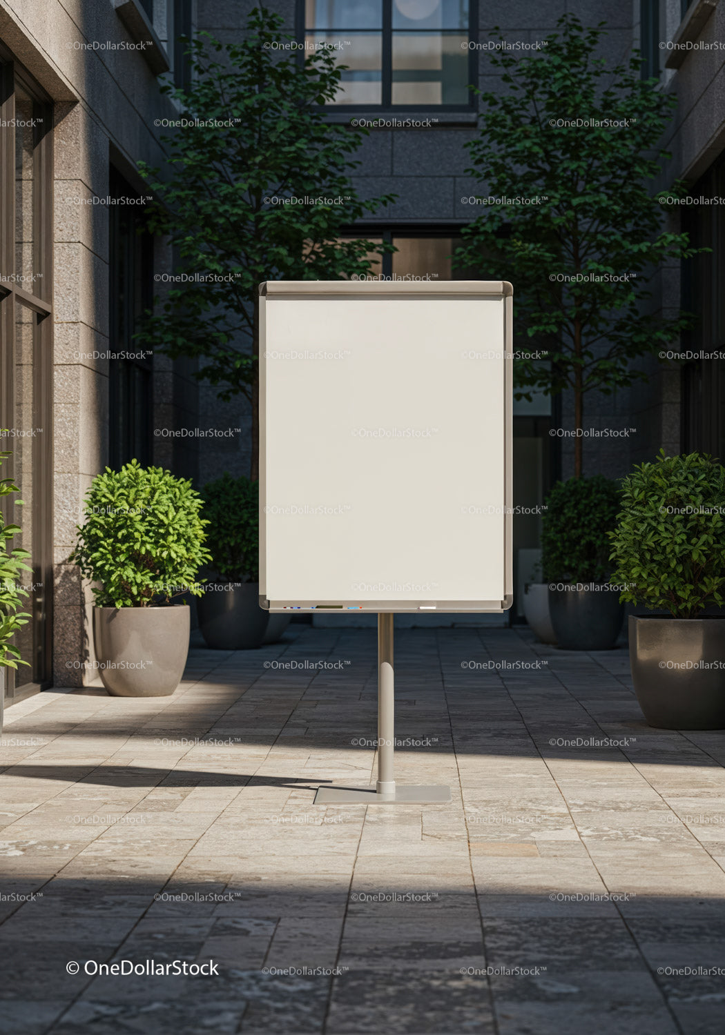 Stojak na pustą tablicę flipchart na nowoczesnym dziedzińcu zewnętrznym