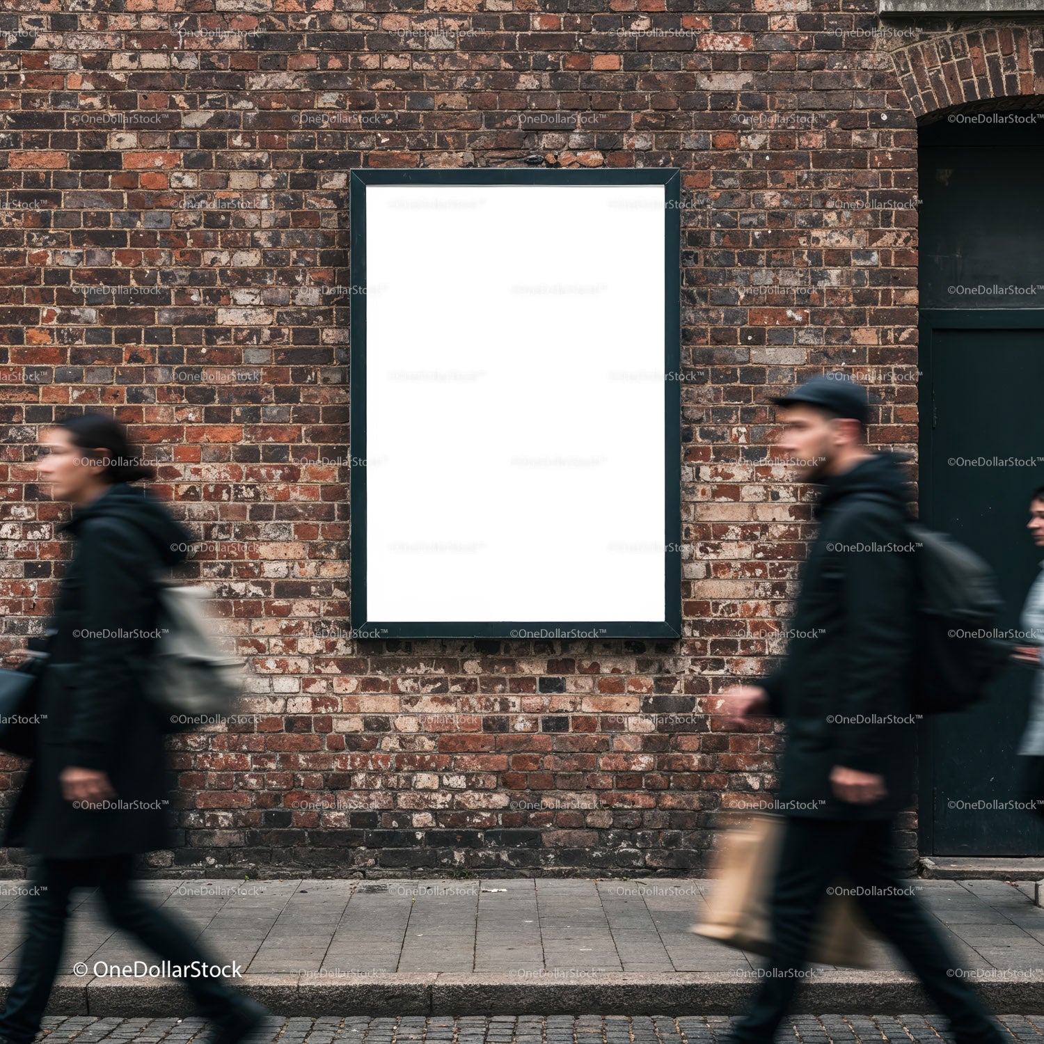 Widok na ulicę miejską z pustym billboardem na ceglanej ścianie
