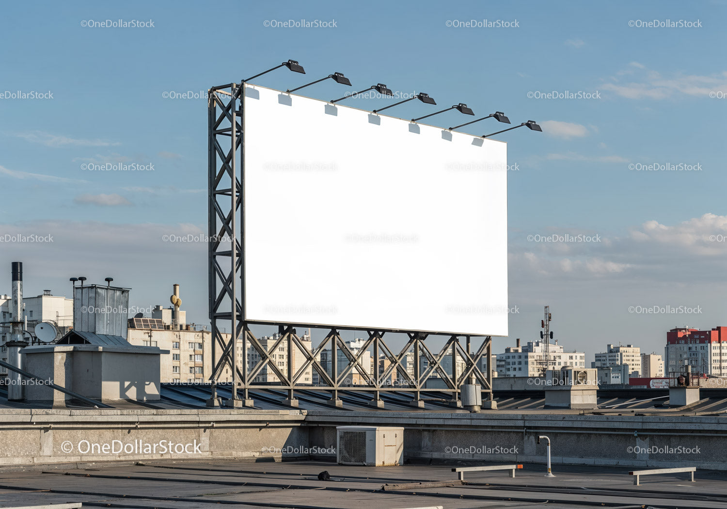 Pusty billboard na dachu miejskim w pogodny dzień