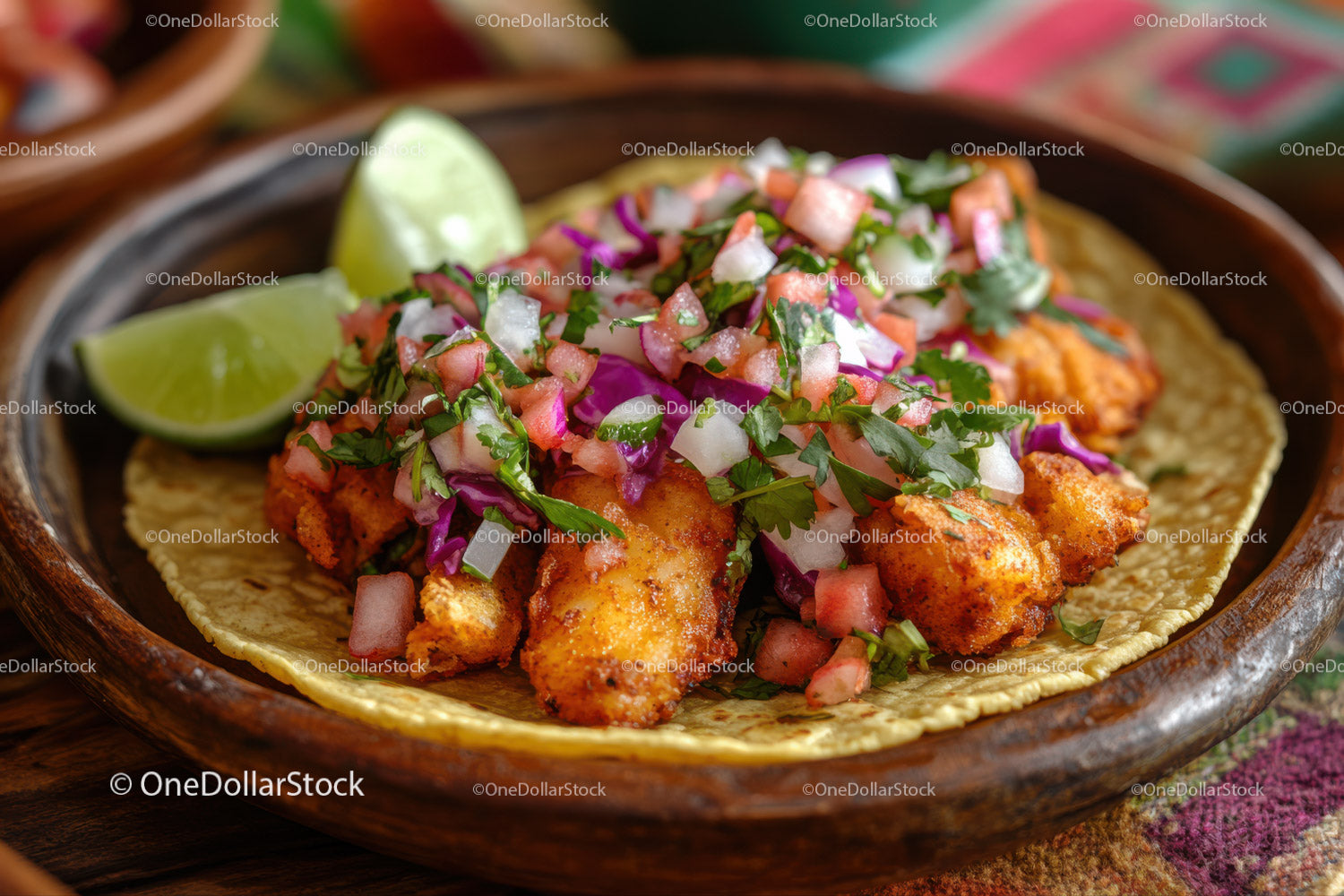 Kolorowe tacos z rybą, świeżą salsą i ćwiartkami limonki