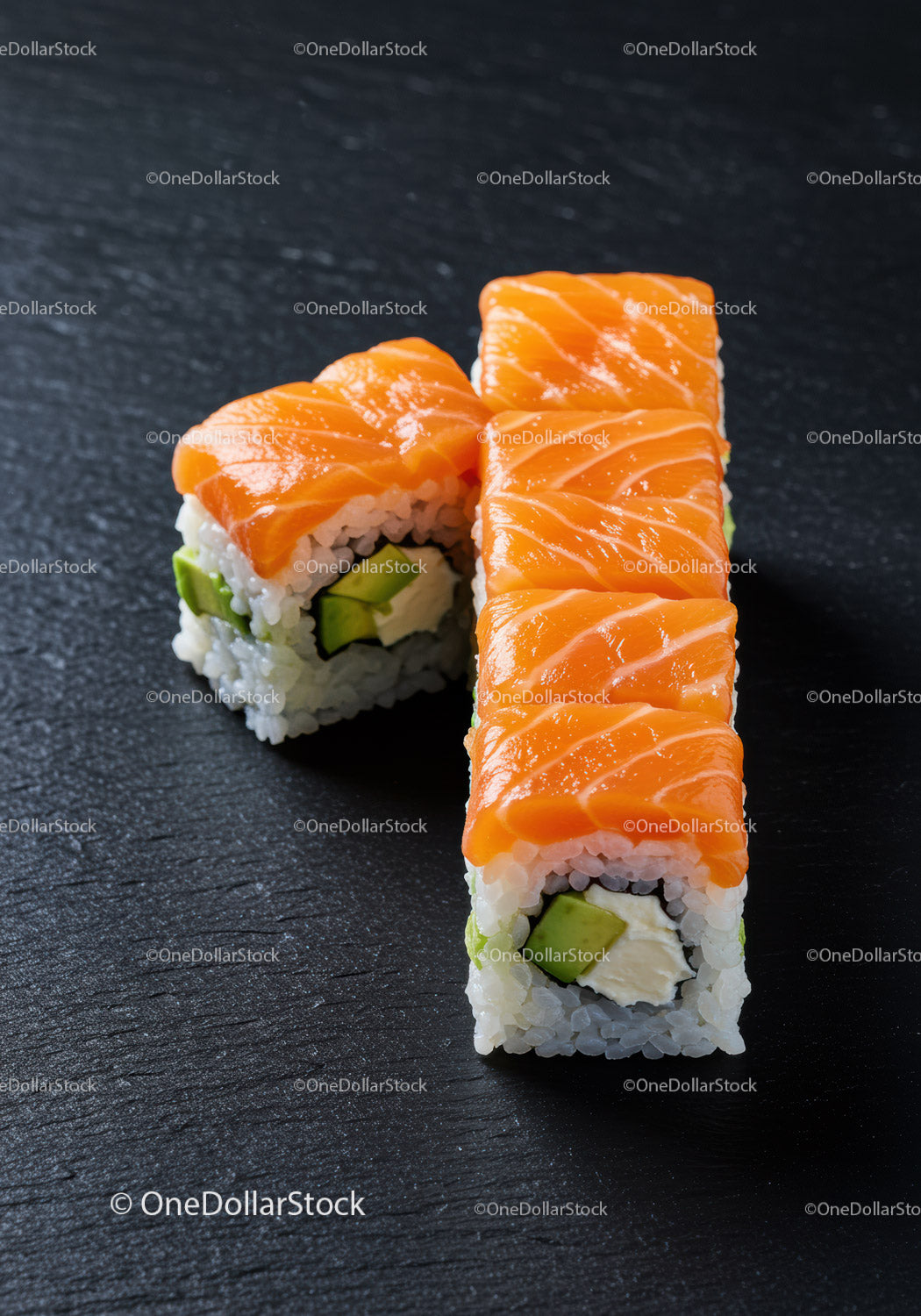 Świeże rolki sushi z łososiem, awokado i serkiem śmietankowym