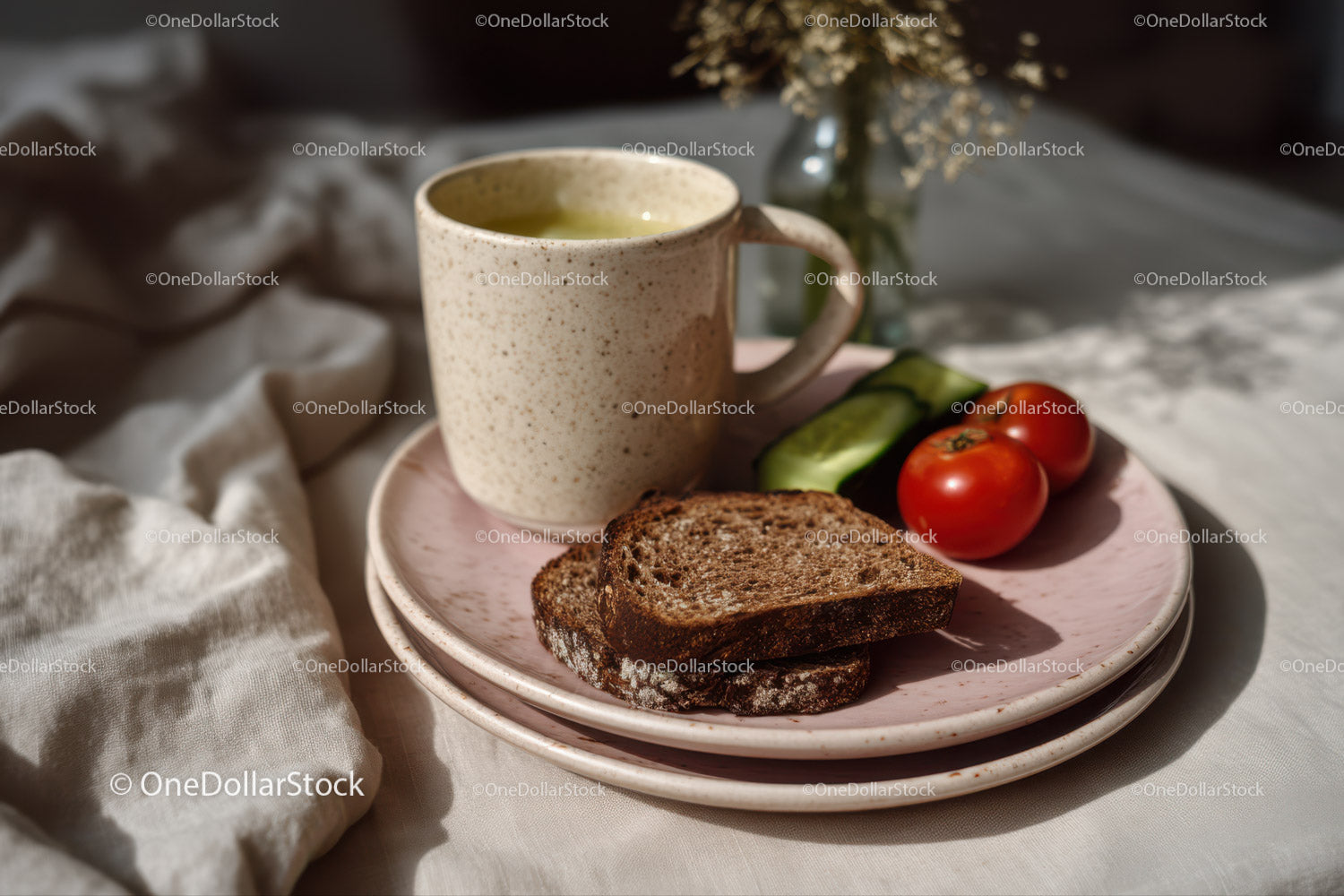 Ceramiczny kubek z zieloną herbatą, ciemnym pieczywem i świeżymi warzywami