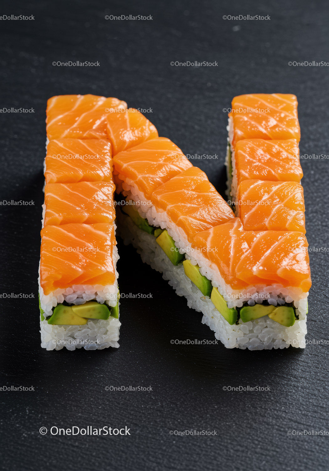 Rolki sushi ułożone w literę N z łososiem i awokado