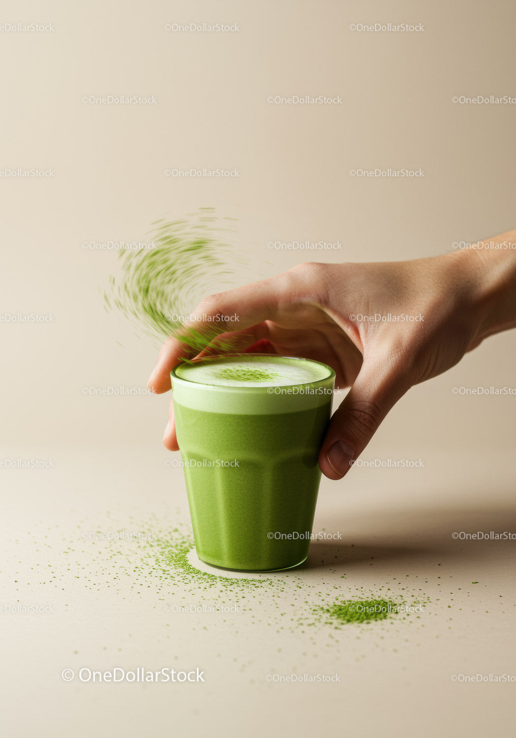 Ręczne posypywanie proszku Matcha na zieloną herbatę Latte