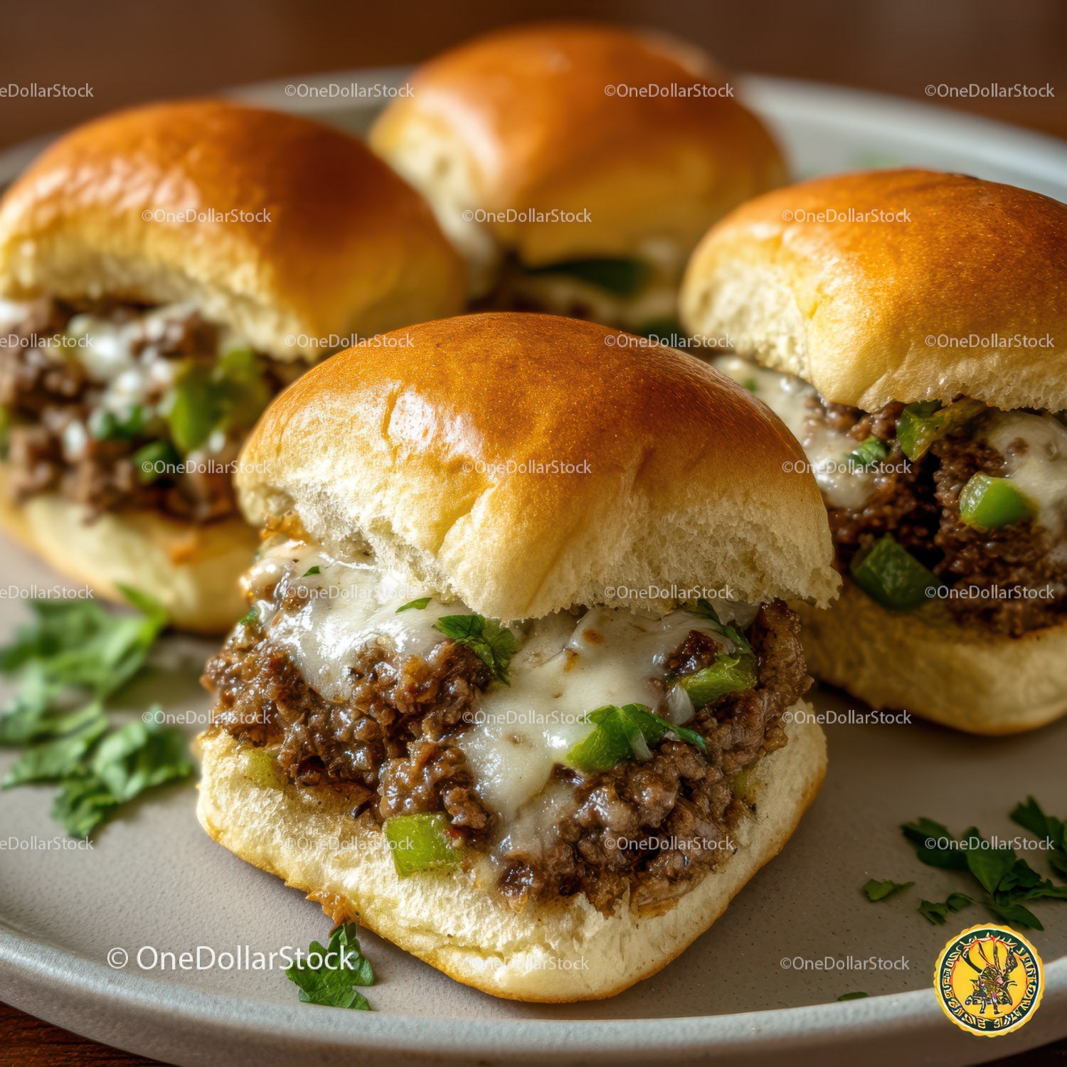 Wołowe burgery slider z serem i świeżą zieleniną
