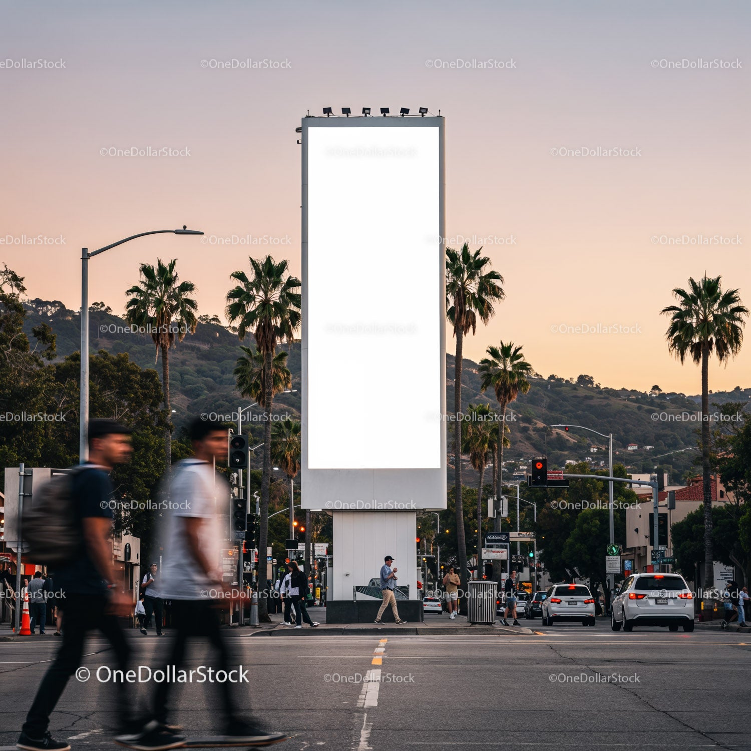 Scena uliczna w mieście z pustym billboardem o zachodzie słońca
