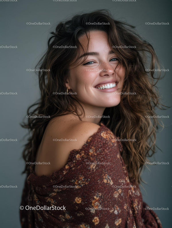 Portret Uśmiechniętej Kobiety z Kręconymi Włosami w Studio