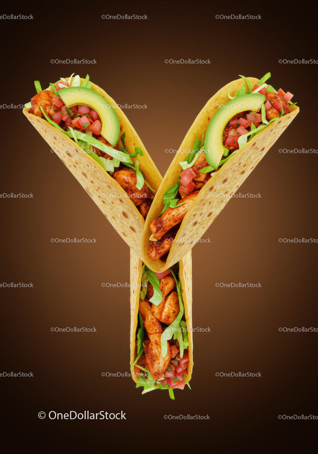 Smaczne tacos z kurczakiem ułożone w literę Y na brązowym tle