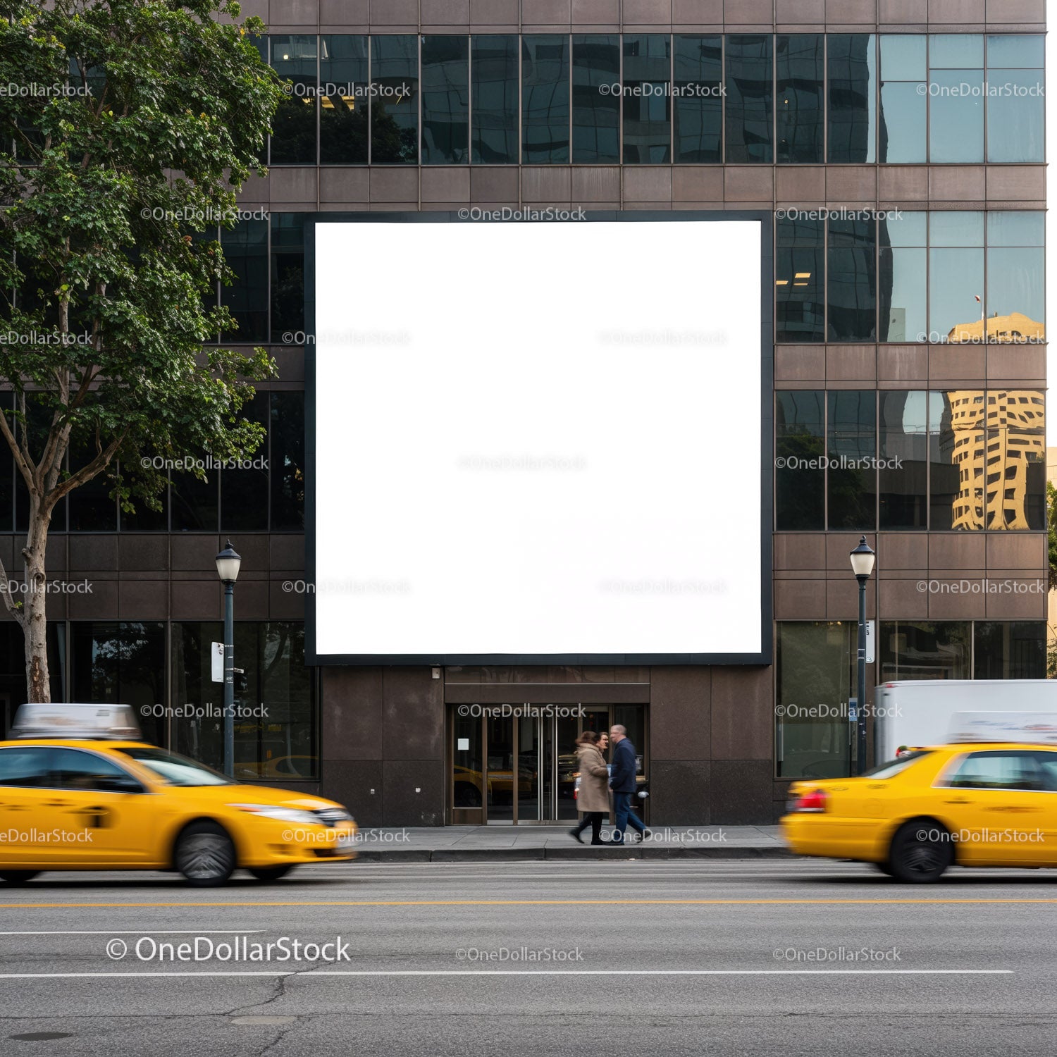 Ulica miejska z pustym billboardem i żółtymi taksówkami