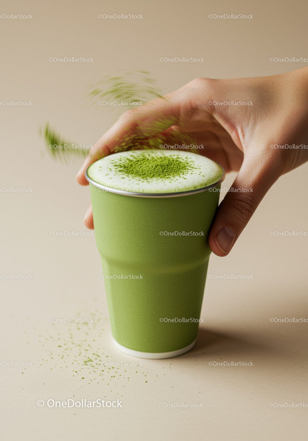 Ręczne posypywanie proszku Matcha na zielonej herbacie latte