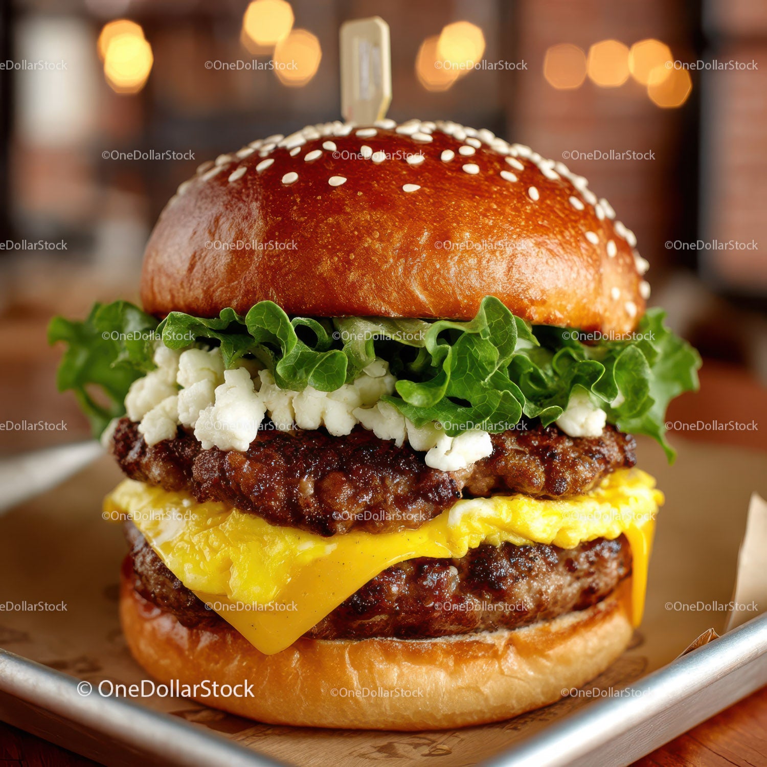 Soczysty cheeseburger wołowy z sałatą i serem w bułce z sezamem