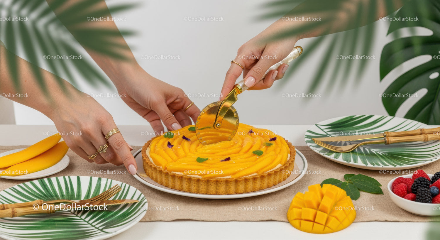 Świeża tarta z mango z dekoracją z owoców tropikalnych na letnie świętowanie