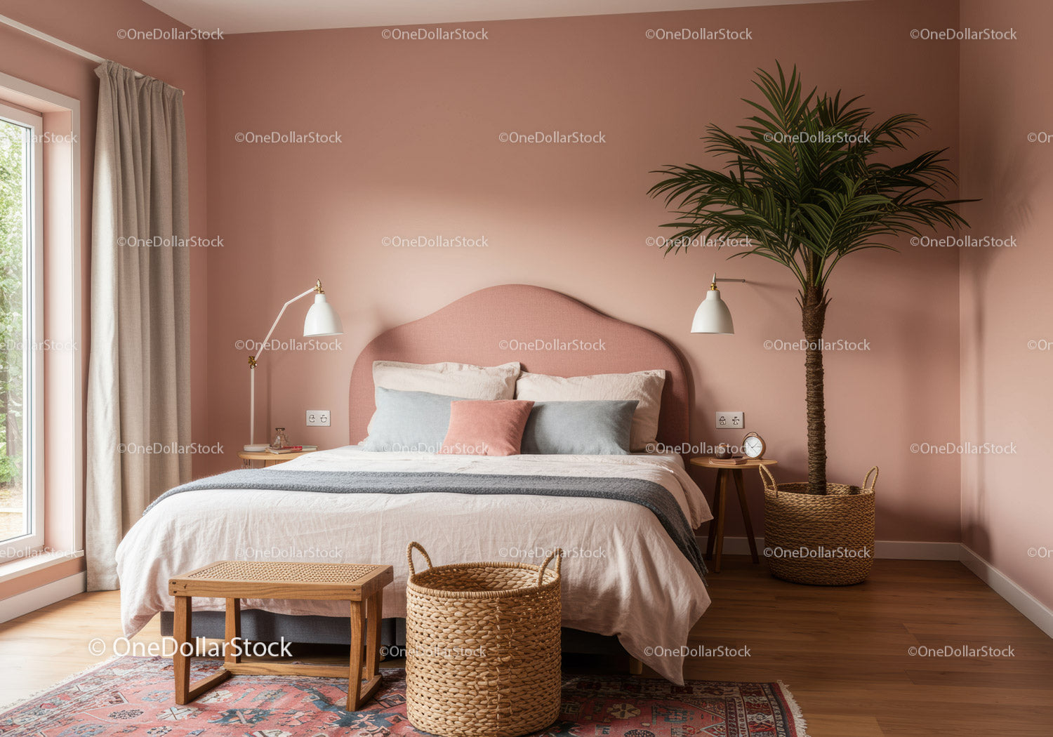 Elegancka sypialnia z różową ścianą i dużą palmą