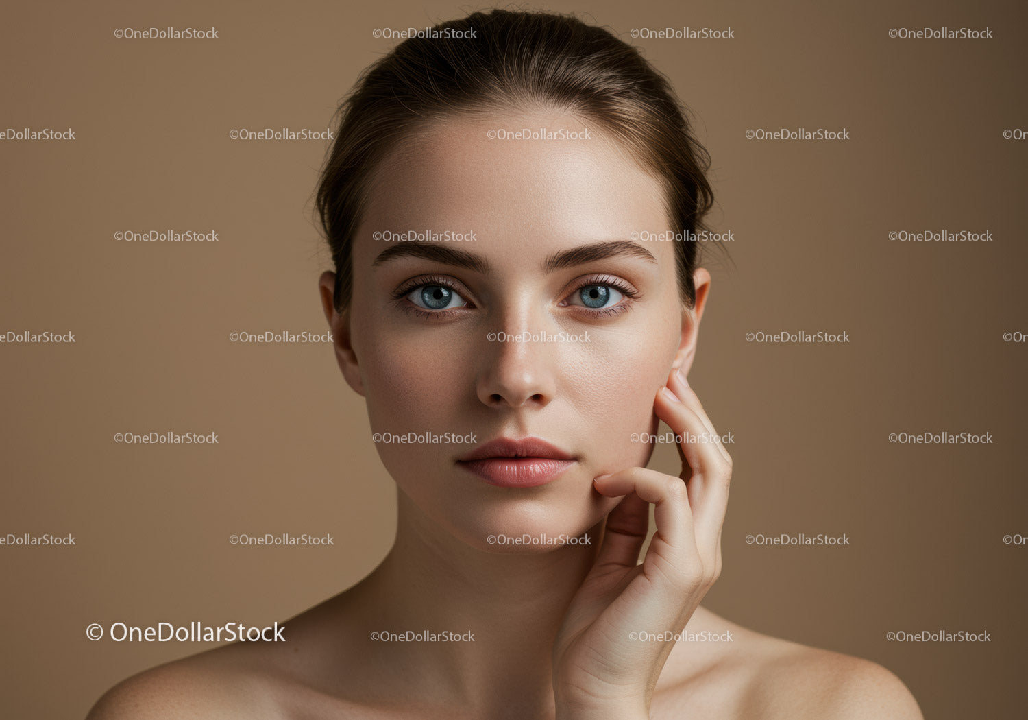 Portret kobiety z jasnoniebieskimi oczami i czystą skórą