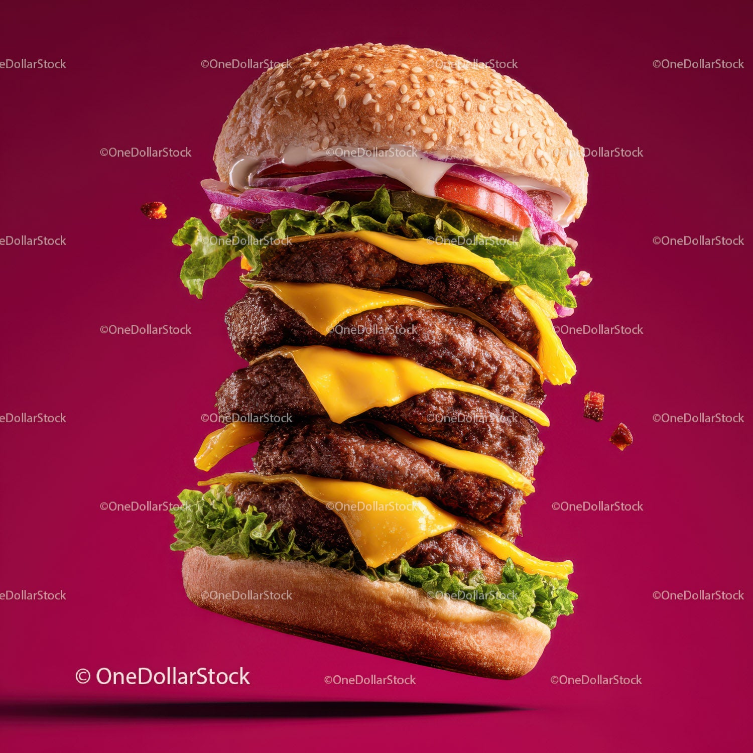 Soczysty, wielowarstwowy cheeseburger ze świeżymi warzywami i boczkiem