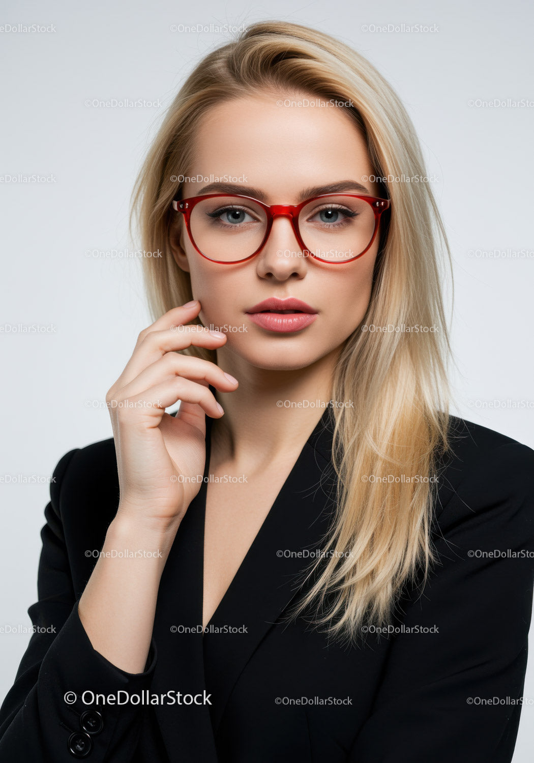 Elegancka kobieta w czarnej marynarce i czerwonych okularach. Portret