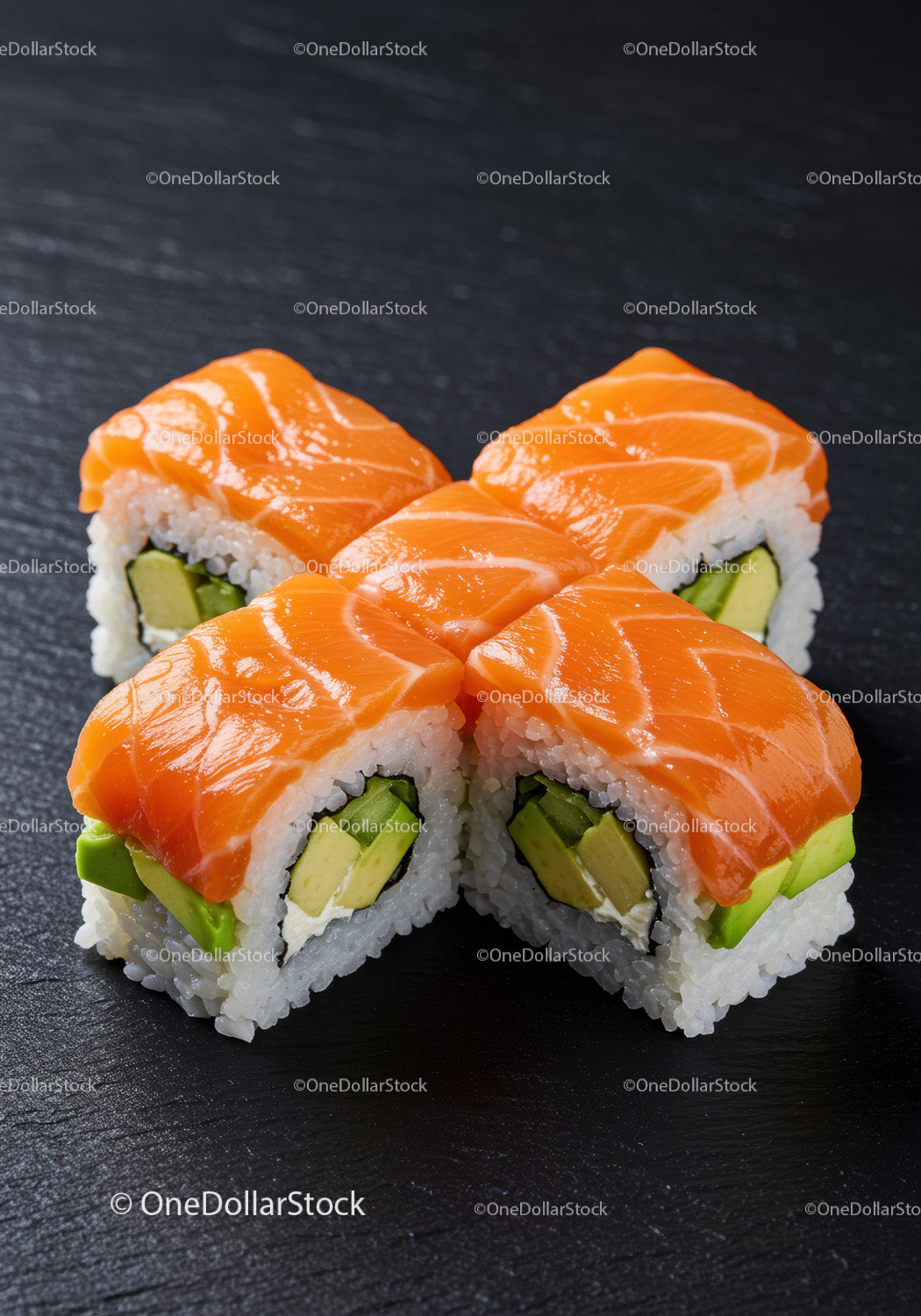Świeże rolki sushi z łososiem, awokado i serkiem śmietankowym