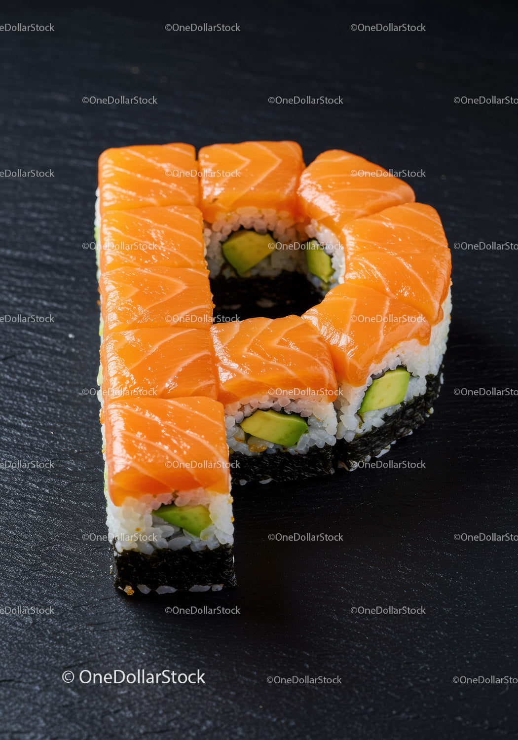 Kreatywne rolki sushi z łososiem ułożone w literę P