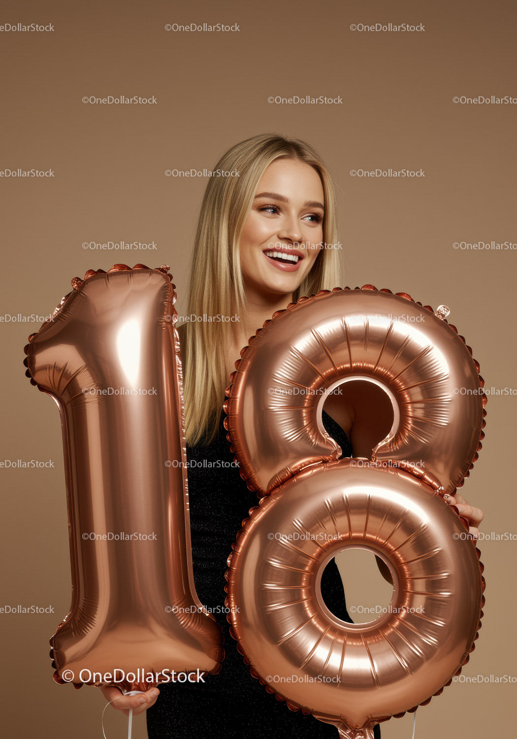 Uśmiechnięta młoda kobieta trzymająca 18 różowo-złotych balonów