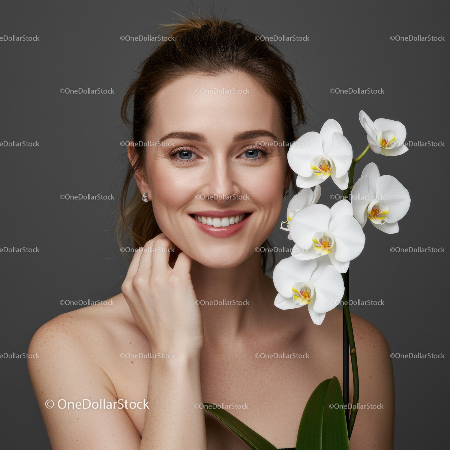 Elegancka kobieta uśmiechająca się z białymi kwiatami orchidei w portrecie kwiatowym