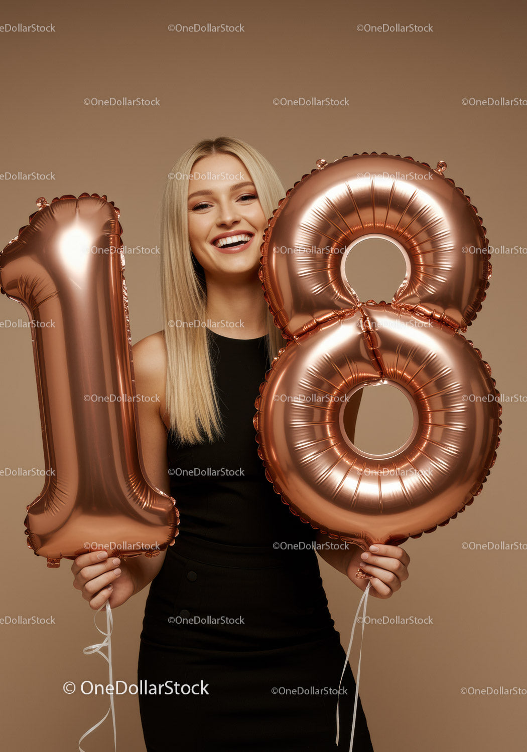 Uśmiechnięta młoda kobieta trzymająca różowo-złote balony z numerem 18