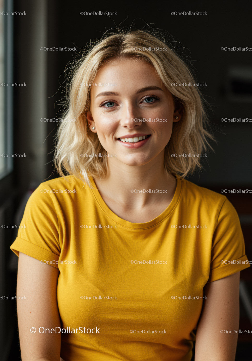 Portret uśmiechniętej młodej kobiety w żółtej koszulce w pomieszczeniu