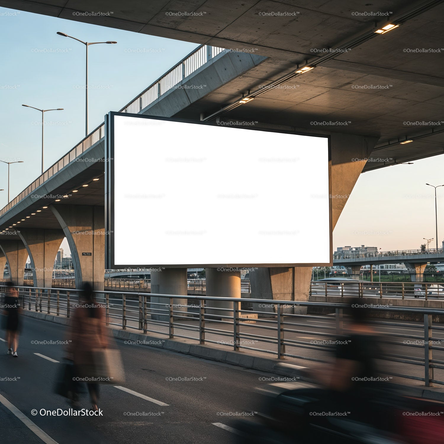 Miejski pusty billboard pod betonowym wiaduktem o zmierzchu