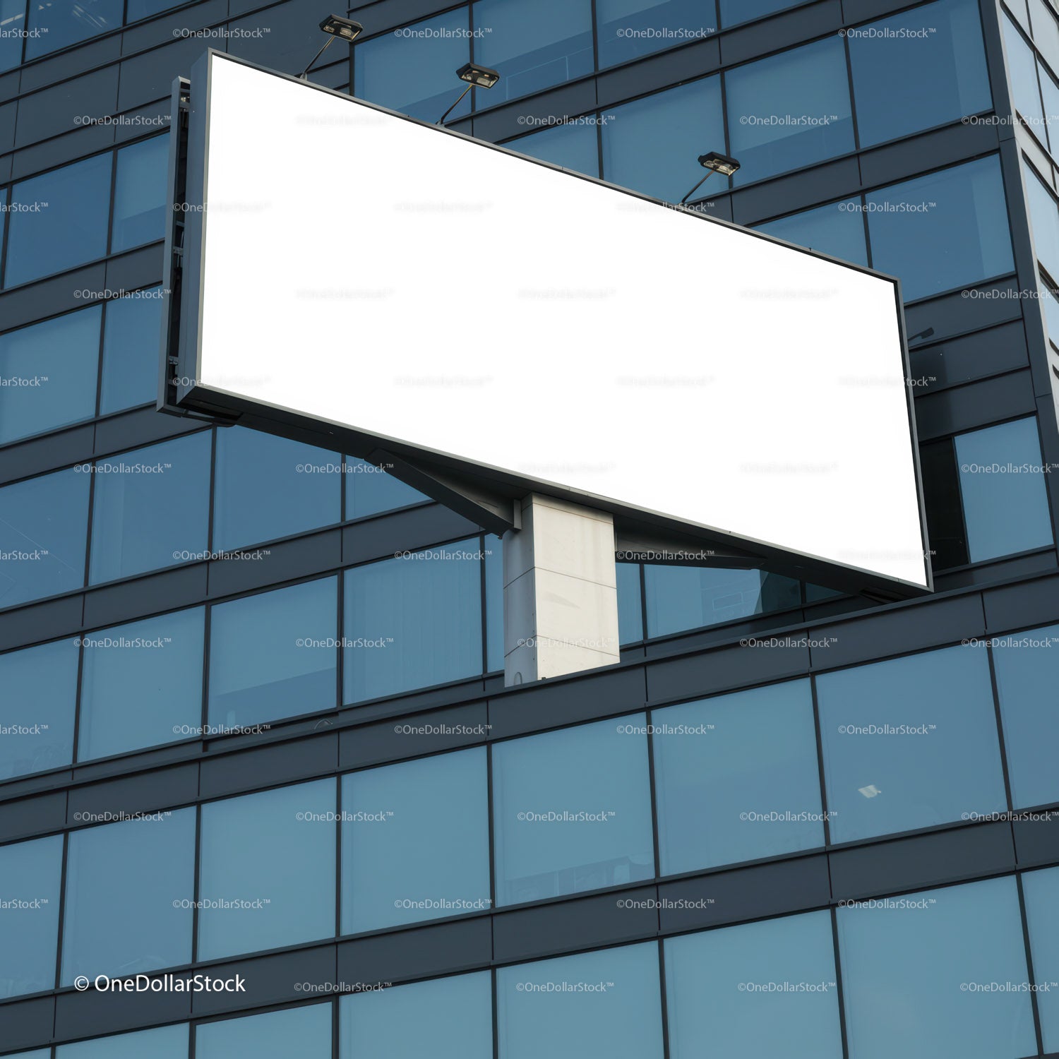 Pusty billboard zamontowany na nowoczesnym szklanym budynku biurowym