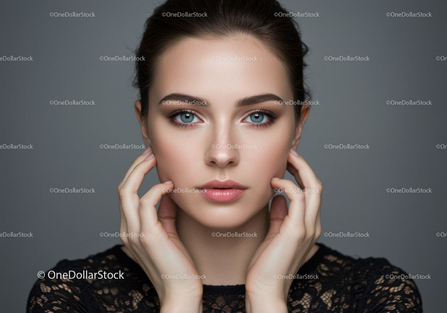 Portret eleganckiej kobiety z jasnoniebieskimi oczami i nieskazitelną cerą