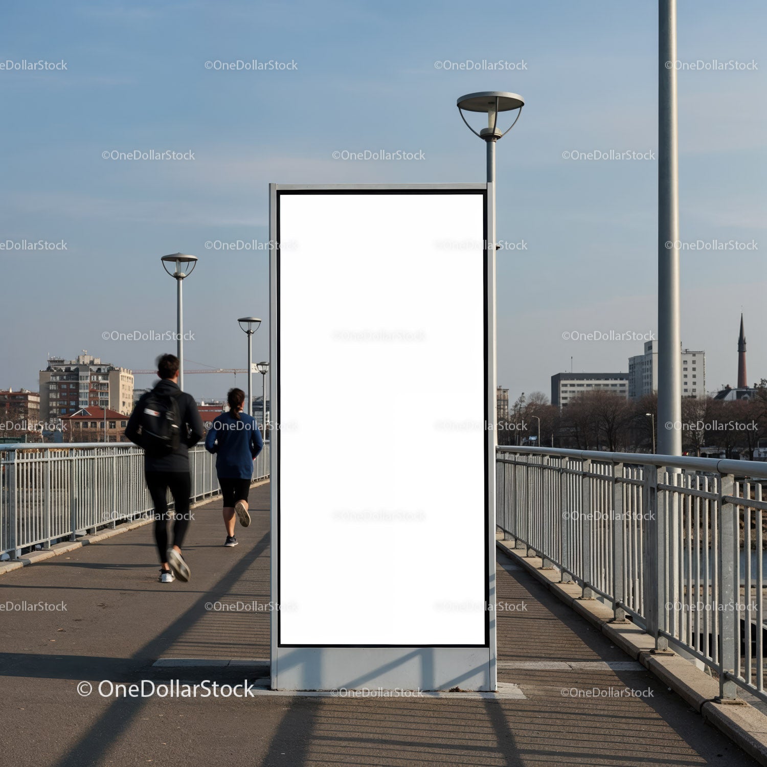 Pusty miejski billboard na moście miejskim z biegaczami