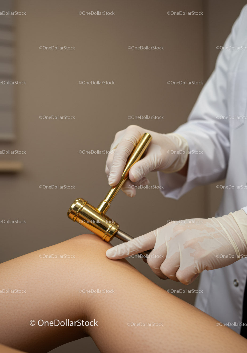 Zabieg dermatologiczny z użyciem sprzętu medycznego na skórze pacjenta