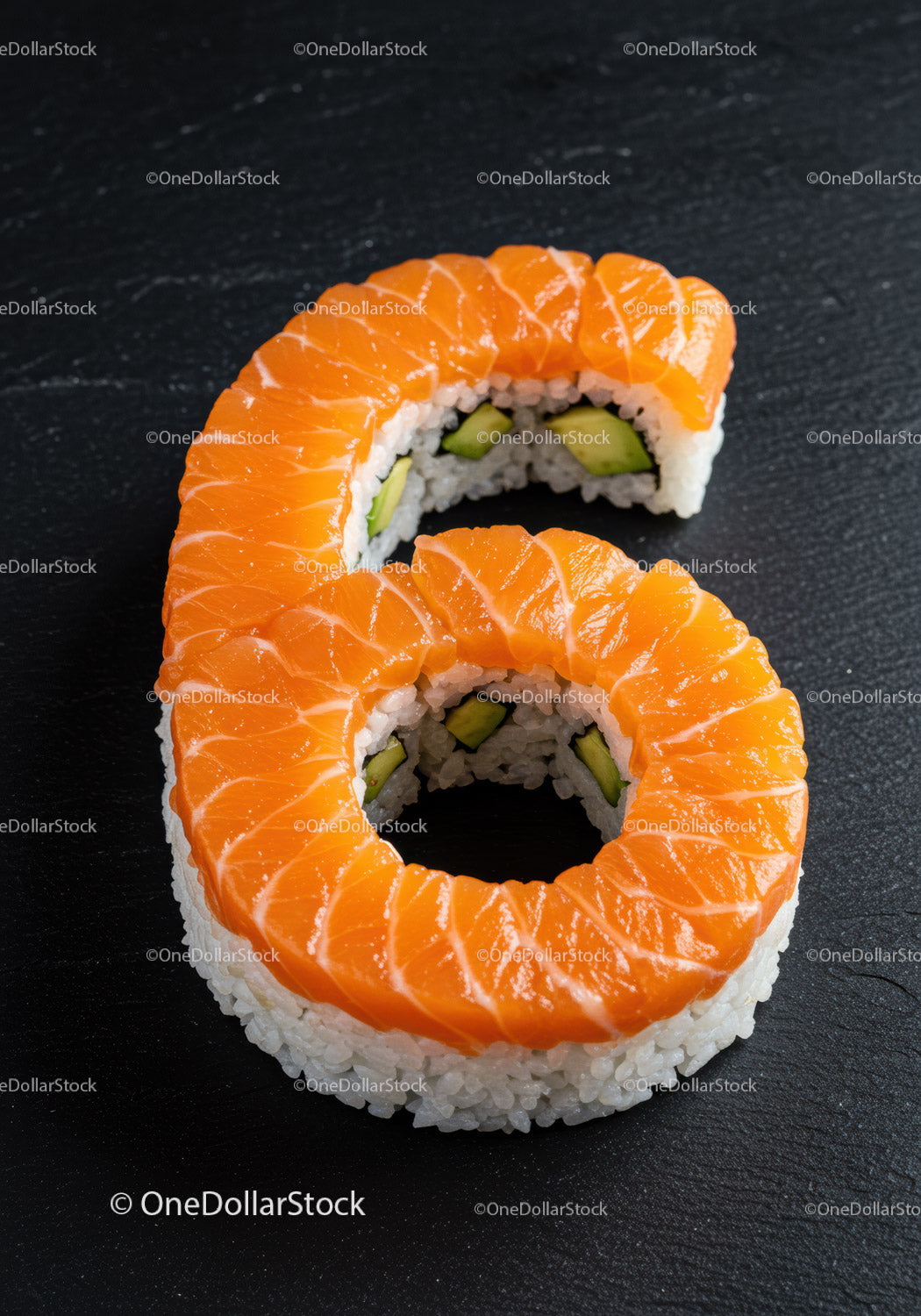 Sushi z łososiem w kształcie cyfry sześć na czarnym łupku