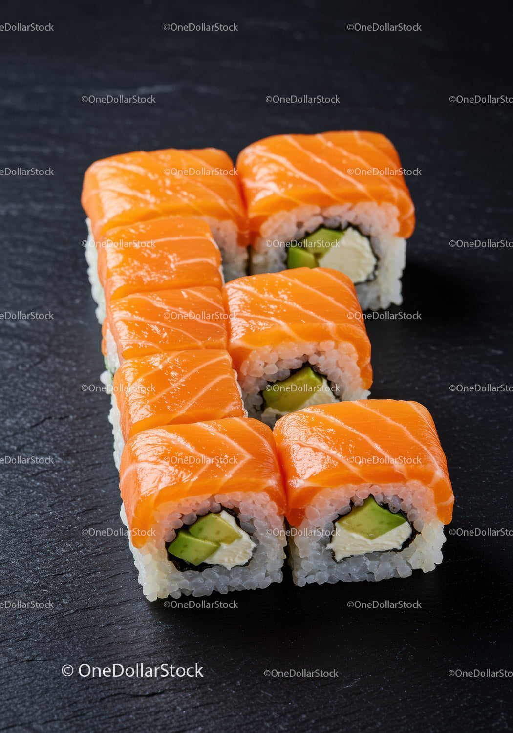 Świeże rolki sushi z łososiem, awokado i serkiem śmietankowym