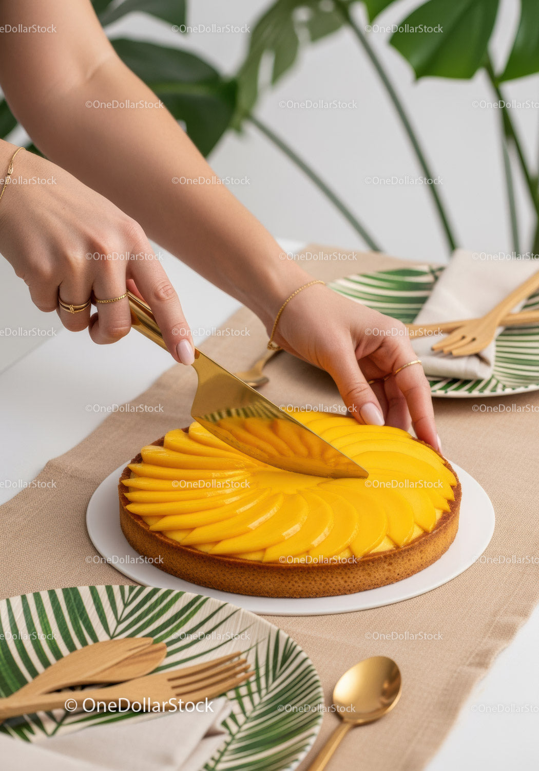 Świeża tarta z mango i brzoskwiniami z pokrojonymi owocami na eleganckim stole