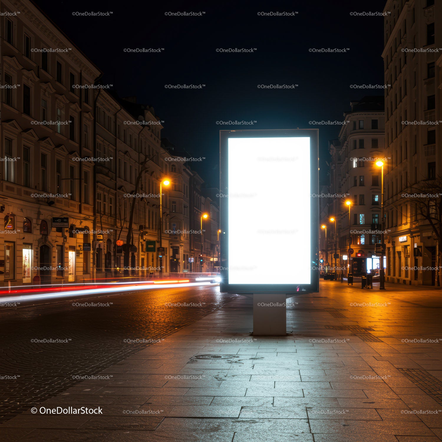 Jasny, pusty billboard na ulicy miejskiej nocą