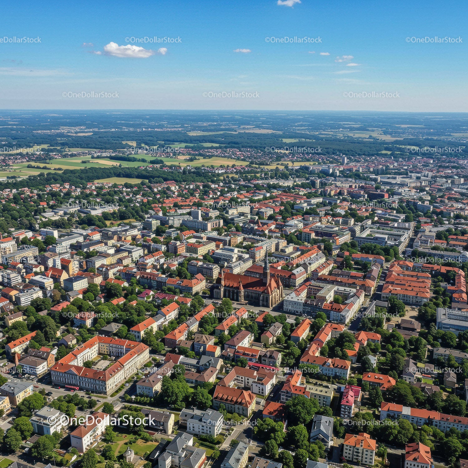 Widok z lotu ptaka na panoramę miasta z centrum i zielonymi parkami