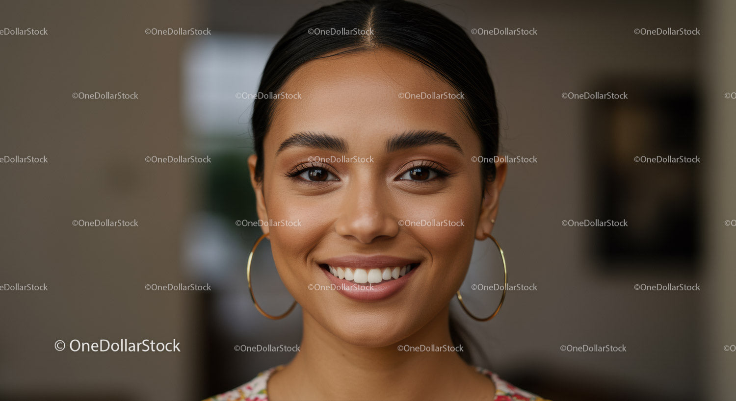 Portret młodej uśmiechniętej kobiety z eleganckimi kolczykami i naturalnym makijażem