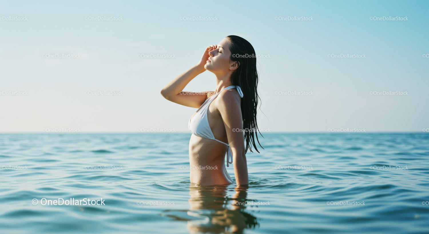 Młoda kobieta relaksująca się w błękitnym oceanie w słoneczny dzień