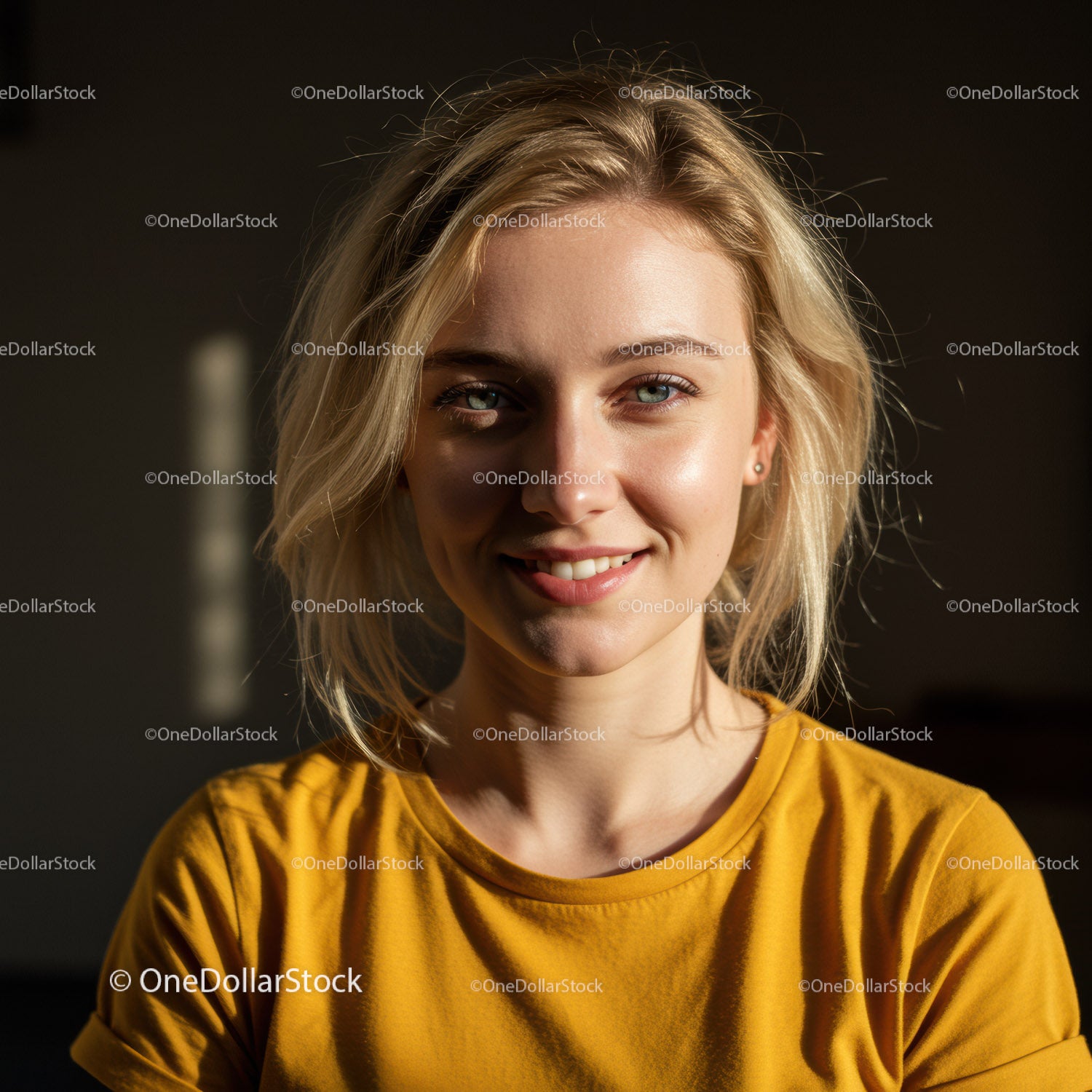 Portret uśmiechniętej blondynki w żółtej koszulce